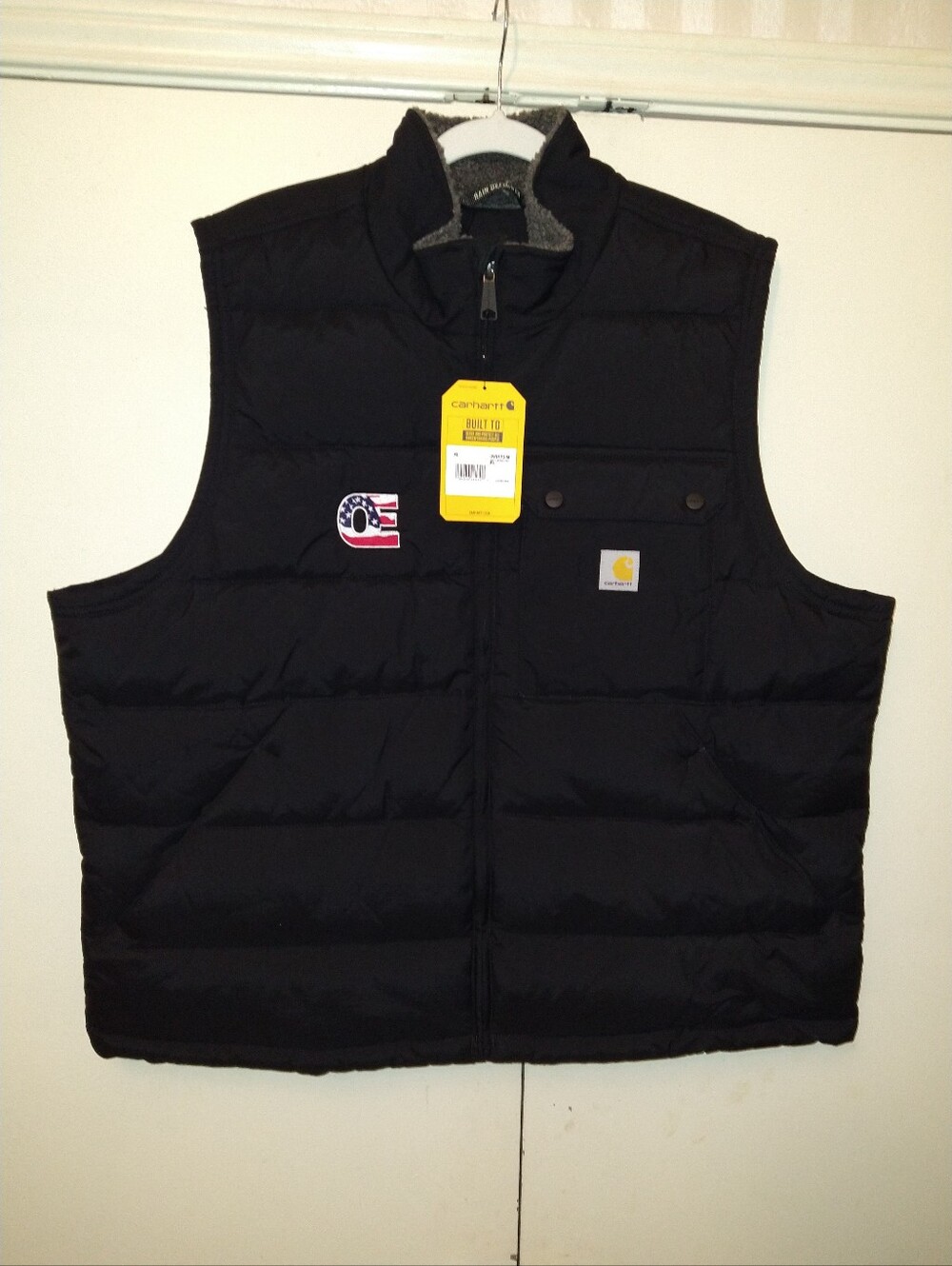 NWT Carhartt Montana Loose Fit Black Insulated Vest Men's sz XL W/Logo.